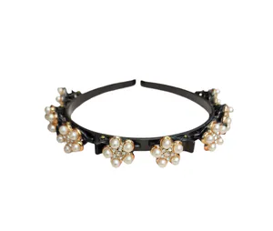 Hovedbilde H&aring;rb&oslash;ylen med klips , hvite perler , gullfarget pynt med strass